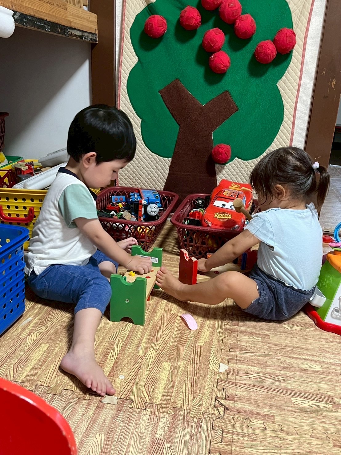 室内でおもちゃ遊びをする子どもたち