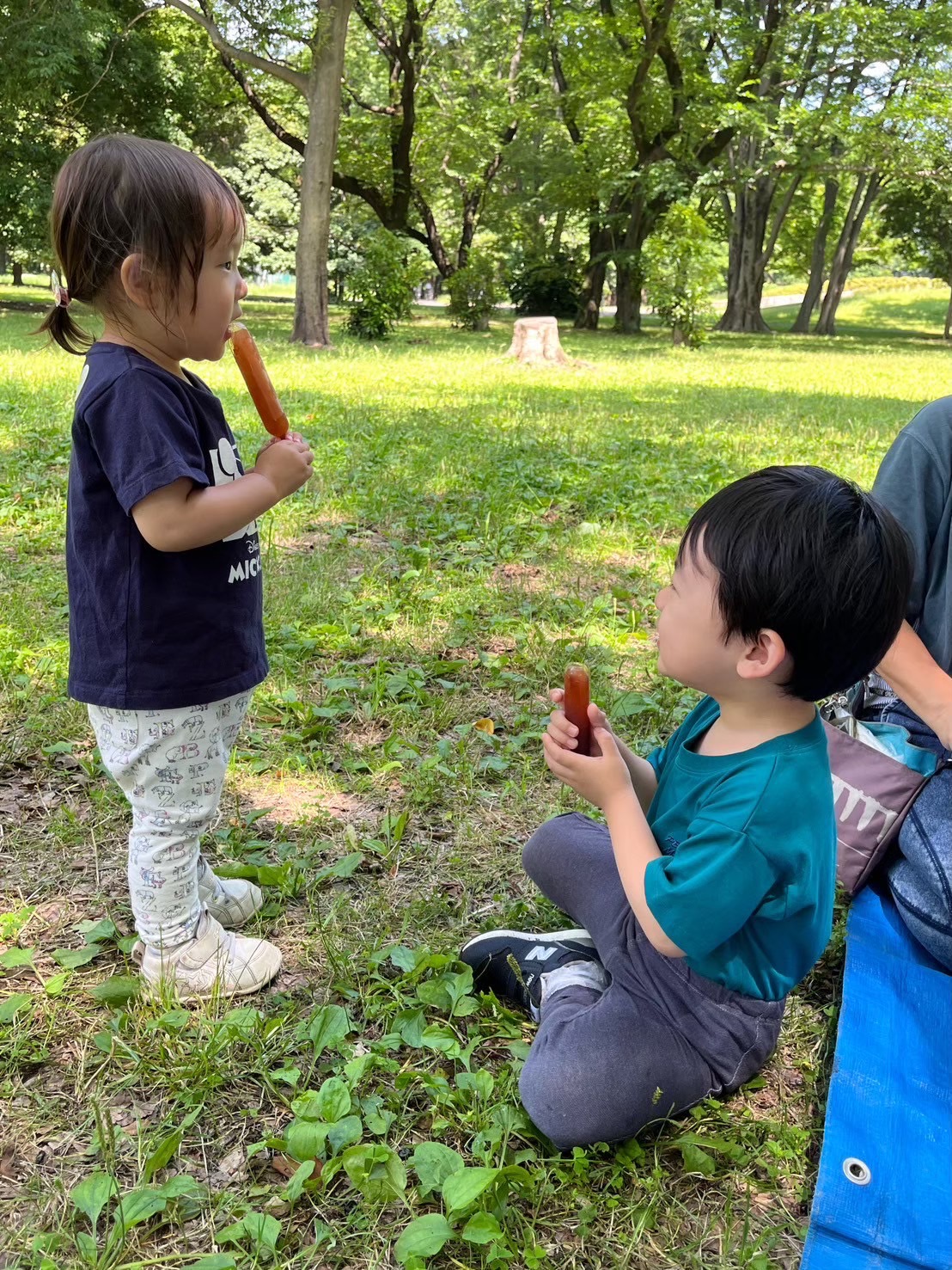 公園でおやつを食べる子どもたち