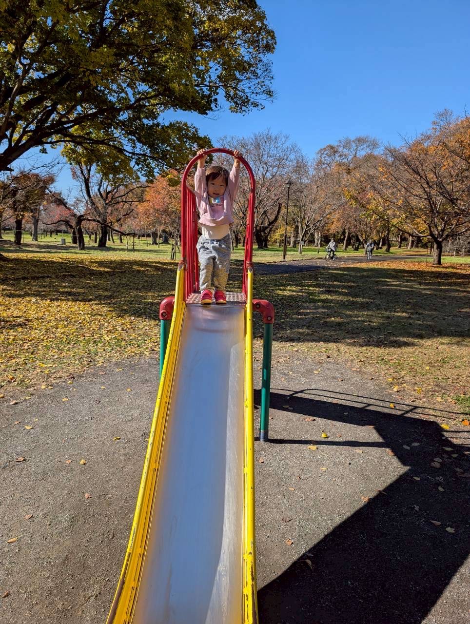 公園のすべり台で遊ぶ子ども